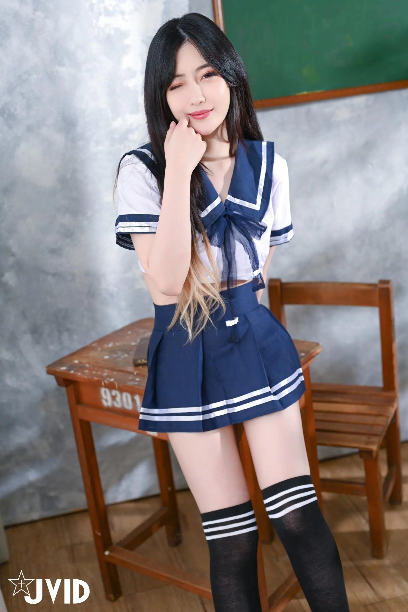 JVID璃奈酱教室课桌上全裸无圣光私密写真细节